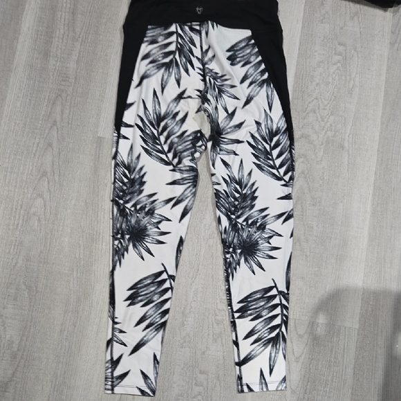 Betsey Johnson Black and White Leaf Pattern Leggings - Picture 5 of 6